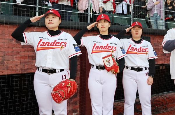 지난 2일 인천 SSG랜더스필드에서 열린 키움 3차전에서 시포·시구·시타를 맡은 경찰청 여자야구단 소속  (왼쪽부터) 인천경찰청 김태은 경사, 인천 남동경찰서 이소라·임솜이 경장. /SSG제공