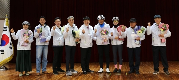 하남시자전거연맹은 지난 11일 하남시청 대회의실에서 연맹 발대식 및 임택건 회장 취임식을 가졌다. 임택건(오른쪽부터 다섯번째) 회장이 회원 클럽 대표들에게 인준패를 전달하고 있다. 2026.4.13 하남/문성호기자 moon23@kyeongin.com