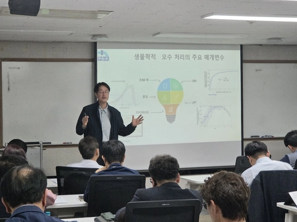 14일 경희대학교 국제캠퍼스 공과대학 세미나실에서 ‘지자체 개인하수처리시설 설치기준 고시의 적정 범위와 운영 방향’ 토론회에서 이상민 교수가 발언하고 있다. /경기녹색환경지원센터 제공