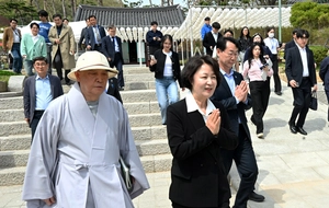 [포토] 용주사 방문한 추미애