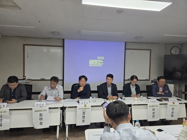 14일 경희대학교 국제캠퍼스 공과대학 세미나실에서 ‘지자체 개인하수처리시설 설치기준 고시의 적정 범위와 운영 방향’ 토론회가 열렸다. /경기녹색환경지원센터 제공