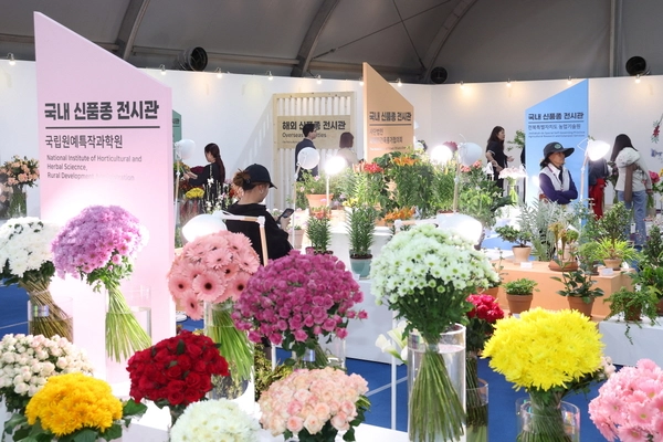 2025 고양국제꽃박람회에서 관람객들이 국내 신품종 전시를 보고 있다. /고양시 제공