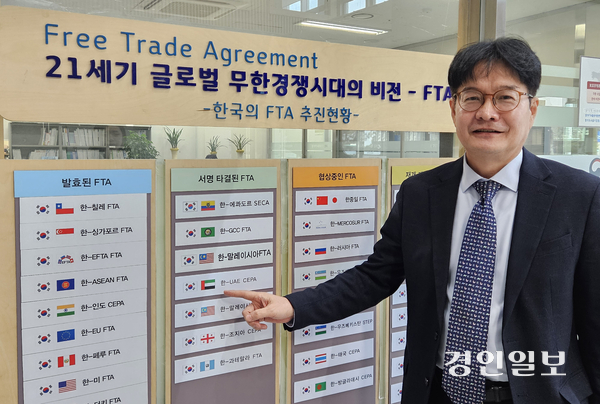 올해 1월 취임한 한상선 경기지역FTA통상진흥센터장은 현 상황을 글로벌 무역 질서의 급격한 전환 속에서 위기와 기회가 공존하는 시기라고 진단했다. 2026.4.15 /김지원기자 zone@kyeongin.com
