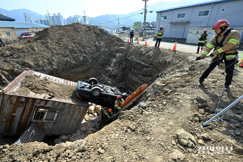 15일 하남시 교산지구 재건축 현장에서 실시된 ‘2026년 붕괴사고 대응 소방관서 합동 훈련’에서 소방관들이 싱크홀 상황을 가정한 구조훈련을 하고 있다. 2026.4.15 /최은성기자 ces7198@kyeongin.com