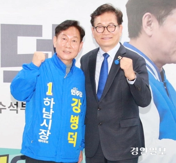지난8일  송영길 전 민주당 대표가 강병덕 예비후보 선거사무실을 방문, 지지를 호소했다. 송 전 대표는 강 후보의 후원회장을 맡고 있다. 2026.4.15 /강덕 후보 캠프 제공