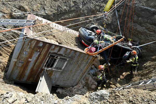 도심 한 가운데 5m 깊이 싱크홀 생긴다면…