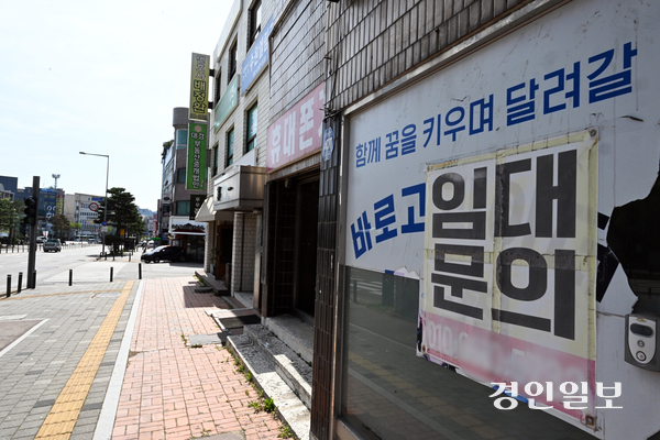 수원지법과 수원지검이 광교신도시로 이전한 후 수원시 영통구 일대 건물들이 수년째 공실로 비어 있다. 16일 오전 수원시 영통구 원천동의 한 건물에 임대 현수막이 걸려있다. 2026.4.16 /임열수기자 pplys@kyeongin.com