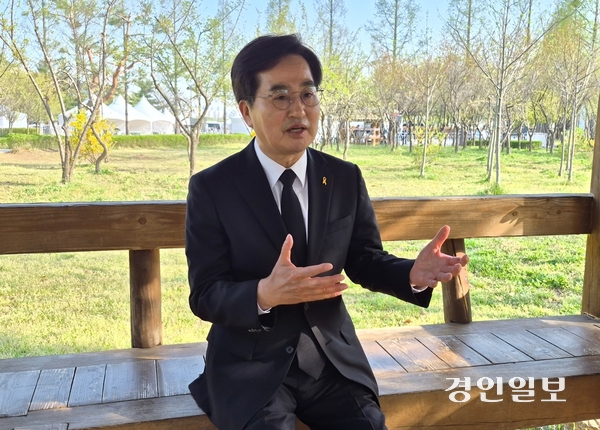 김동연 경기도지사가 ‘세월호 참사 12주기 기억식’에 참석한 후 기자들과 만나 인터뷰를 하고 있다. 2026.4.16 /김태강기자 think@kyoengin.com