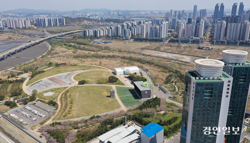 인천시가 2028년 인천 송도국제도시에서 ‘F1 그랑프리’를 개최하기 위한 절차에 본격 돌입한다. 사진은 송도국제도시 F1 추진 부지 전경. 2026.4.16 /조재현기자 jhc@kyeongin.com