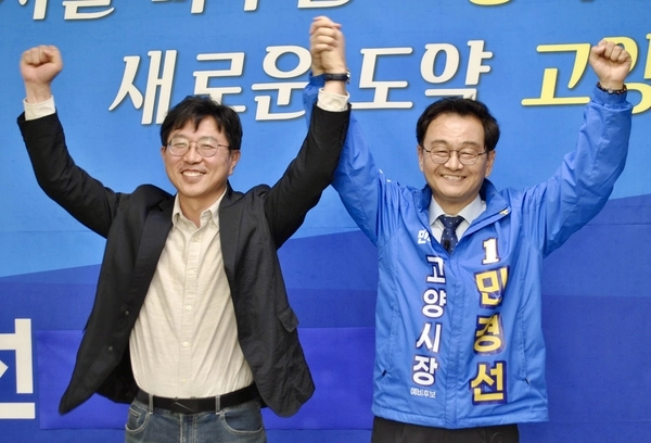 민주당 고양시장 경선에 나섰던 장제환 예비후보가 16일 민경선 예비후보 캠프를 방문해 지지를 선언하고 있다. /민경선 예비후보 선거캠프 제공