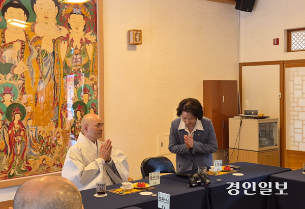 추미애 더불어민주당 경기도지사 후보가 17일 남양주 봉선사를 찾아 청암 호산스님을 예방했다. 2026.4.17 /김태강 기자 think@kyeongin.com