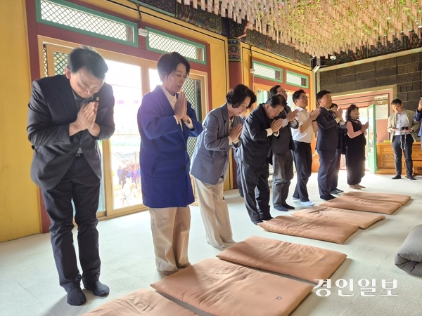 추미애 더불어민주당 경기도지사 후보가 17일 남양주 봉선사를 찾아 기도를 하고 있다. 2026.4.17 /김태강 기자 think@kyeongin.com