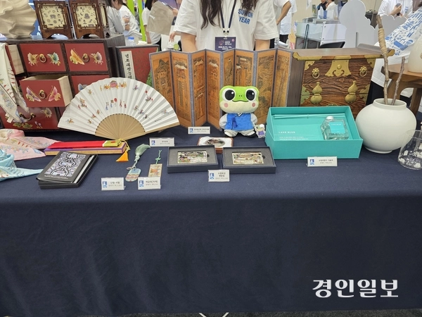 ‘2026 대한민국 축제 엑스포’가 17~19일 수원컨벤션센터에서 열린다. 사진은 행사장에서 굿즈가 전시돼 있는 부스의 모습. /구민주 기자 kumj@kyeongin.com