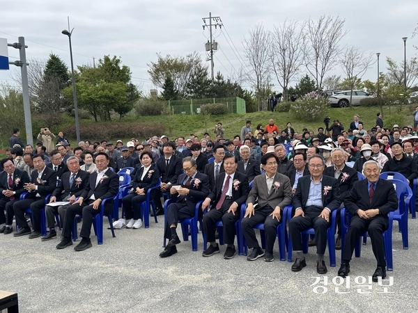 17일 여주시 강천보 한강문화관 입구 광장에서 열린 ‘4대강 살리기 사업 기념비 제막식’에 이명박 전 대통령, 김문수 전 경기도지사 등 주요 내빈과 시민 수백 명이 참석해 자리를 가득 메웠다. 여강회와 4대강살리기사업기념사업회가 공동 주최한 이날 행사는 4대강 사업의 성과를 기리기 위해 마련됐다.