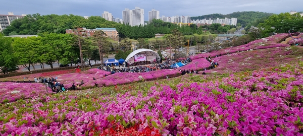 지난해 군포시가 개최한 철쭉축제 전경 사진. 올해는 60만명의 방문객을 목표로 축제를 운영한다는 계획이다. /군포시 제공