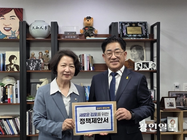 민주당 김포시장 결선을 앞둔 이기형 예비후보가 지난 17일 국회에서 추미애 경기도지사 후보를 만나 정책제안서를 전달하고 있다. 2026.4.18 /이기형 예비후보 선거사무소 제공