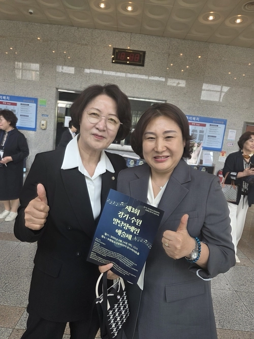 지난달까지 경기도어린이집연합회를 이끈 장경임 회장이 추미애 민주당 경기도지사 후보와 기념촬영을 하고 있다. /본인제공