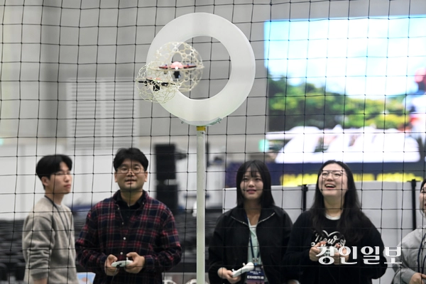 18일 수원시 영통구 수원컨벤션센터에서 열린 ‘제6회 대한민국 축제 엑스포’에서 시민들이 드론축구 체험을 하고 있다. 2026.4.18 /최은성기자 ces7198@kyeongin.com