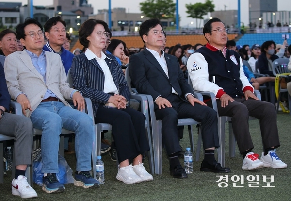 지난 18일 오후 하남종합운동장에서 열린 2026 하남뮤직페스티벌 ‘뮤직 人 The 하남’을 3만여명의 시민들이 관람했다. 왼쪽부터 안민석 경기도교육감 예비후보, 더불어민주당 경기도지사 후보로 확정된 추미애(하남갑) 국회의원, 금광연 하남시의장, 이현재 하남시장이 공연을 관람하고 있다. 2026.4.18 하남/문성호기자 mooon23@kyeongin.com