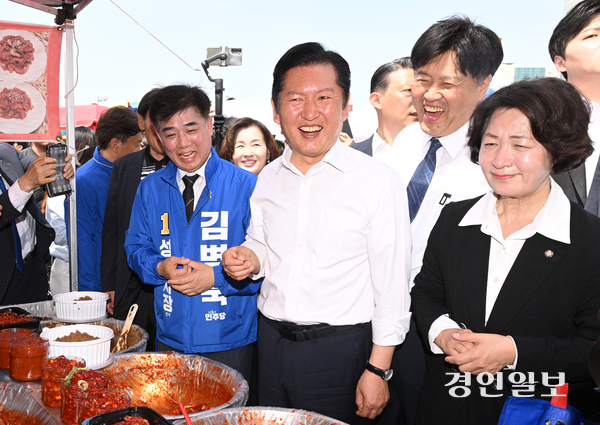 19일 오후 성남시 모란민속 5일장을 찾은 정청래 더불어민주당 대표와 추미애 경기도지사 후보, 김병욱 성남시장 후보가 상인들과 인사를 나누고 있다. 2026.4.19 /최은성기자 ces7198@kyeongin.com
