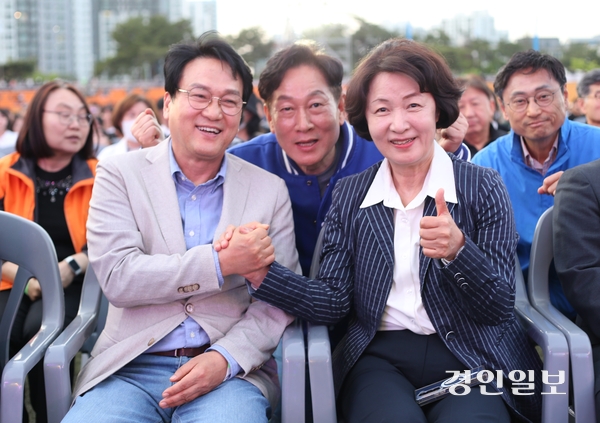지난 18일 오후 하남종합운동장에서 열린 2026 하남뮤직페스티벌 ‘뮤직 人 The 하남’에 참석한 더불어민주당 경기도지사 후보 추미애(하남갑) 국회의원과 안민석 경기도교육감 예비후보가 서로를 응원하고 있다. 2026.4.18 하남/문성호기자 mooon23@kyeongin.com