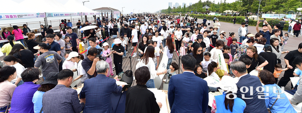 지난해 열린 제28회 바다그리기 대회. /경인일보DB