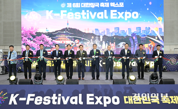 개막식에서 이재준 수원시장, 김준혁 국회의원, 이동관 한국지방신문협회 회장, 홍정표 경인일보 대표이사 사장 등 내빈들이 테이프커팅을 하고 있다. 2026.4.17 /임열수기자 pplys@kyeongin.com