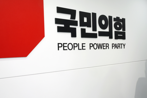 지지율 하락에 ‘당 색깔’ 지우는 국민의힘 후보들