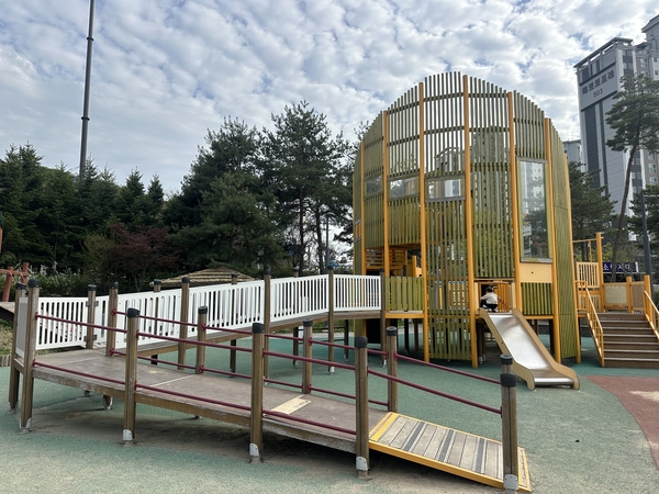 무장애통합놀이터 도내 8곳뿐… 놀기 어려운 장애아동들