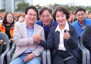 ‘뮤직 人 The 하남’에서 만난 추미애·안민석… 친분 과시하며 응원