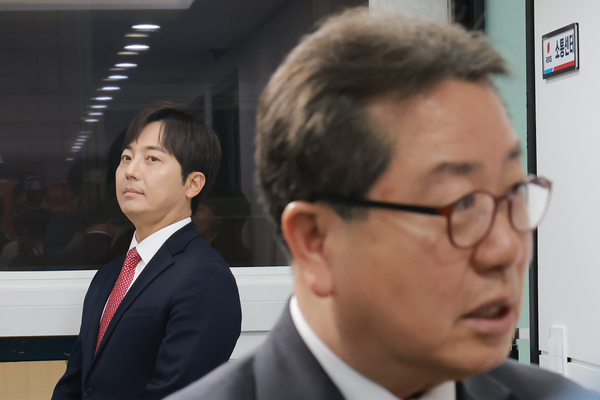 국민의힘 경기도지사 후보로 추가 접수한 조광한 최고위원(오른쪽)이 17일 서울 영등포구 여의도 국민의힘 중앙당사에서 열린 광역단체장 후보 면접에 참석하며 취재진 질문에 답하고 있다. 왼쪽은 경기도지사 후보로 추가 접수한 이성배 전 MBC 아나운서. 2026.4.17 /연합뉴스