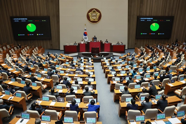18일 국회에서 열린 4월 임시국회 제6차 본회의에서 공직선거법 일부개정법률안이 통과되고 있다. 2026.4.18 /연합뉴스