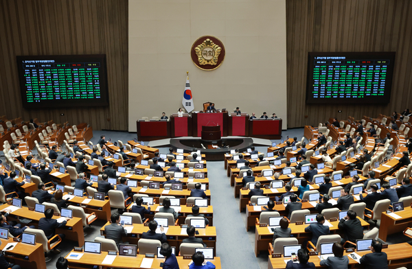 18일 국회에서 열린 4월 임시국회 제6차 본회의에서 공직선거법 일부개정법률안이 통과되고 있다. 2026.4.18 /연합뉴스