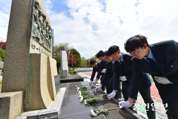 17일 오전 인천시 미추홀구 인천기계공업고등학교에서 열린 ‘제 66주년 4·19 혁명 기념식’에서 학생들이 기념비에 헌화하고 있다. 2026.4.17 /조재현기자 jhc@kyeongin.com