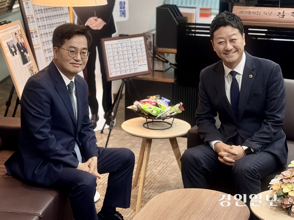 김동연 경기도지사는 20 오전 도의회를 방문해 김진경(민·시흥3) 의장과 최종현(민·수원7) 민주당 대표의원을 잇따라 만났다. 2026.4.20 /한규준기자 kkyu@kyeongin.com