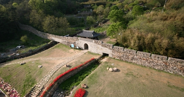 역사의 숨결이 스며있는 칠곡군 가산산성 진남문 전경. /칠곡군 제공