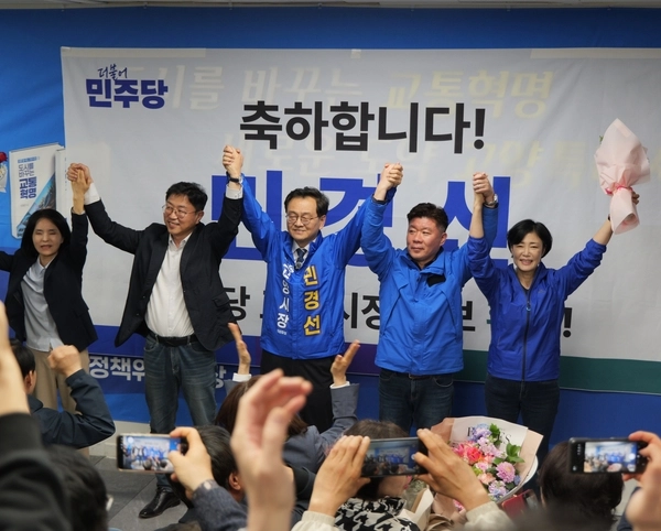 민경선 더불어민주당 고양시장 후보와 민 후보를 지지했던 (좌측부터)이영아, 장제환, 최승원, 이경혜 후보가 본선 진출을 기뻐하고 있다.  2026.4.20 /민경선 예비후보 캠프 제공