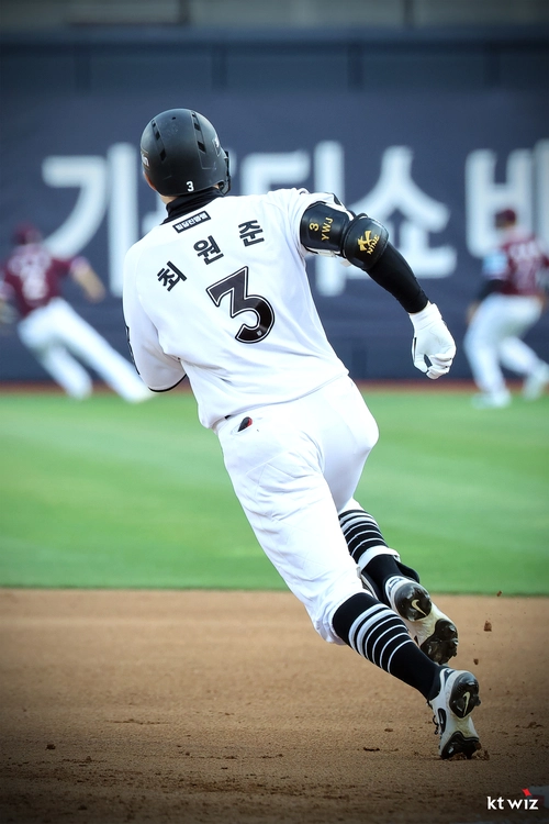 올 시즌 FA(자유계약선수) 계약으로 kt wiz 유니폼을 입은 최원준이 19일 키움 히어로즈와의 경기에서 안타를 치고 달리고 있다. 2026.4.19 /kt wiz 제공