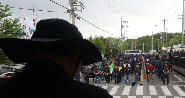 CU 파업집회서 대체 차량 막다 조합원 사망