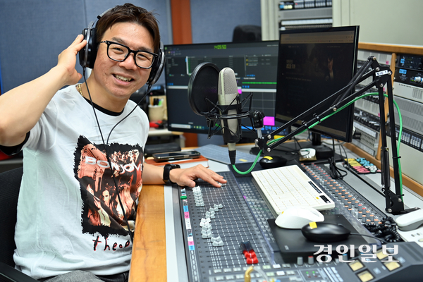지난 14일 오후 인천 미추홀구 학익동 경인방송 스튜디오에서 만난 ‘박현준의 라디오가가’ 박현준 PDJ. 이날은 미국 록 밴드 본조비 티셔츠를 입고 나왔다. 2026.4.14 /김용국기자 yong@kyeongin.com