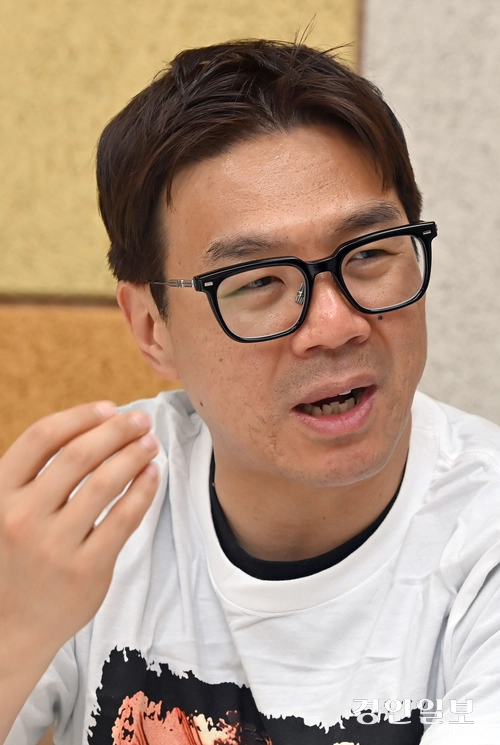 지난 14일 오후 인천 미추홀구 학익동 경인방송 스튜디오에서 만난 ‘박현준의 라디오가가’ 박현준 PDJ가 프로그램 20주년을 맞은 소감을 이야기하고 있다. 2026.4.14 /김용국기자 yong@kyeongin.com