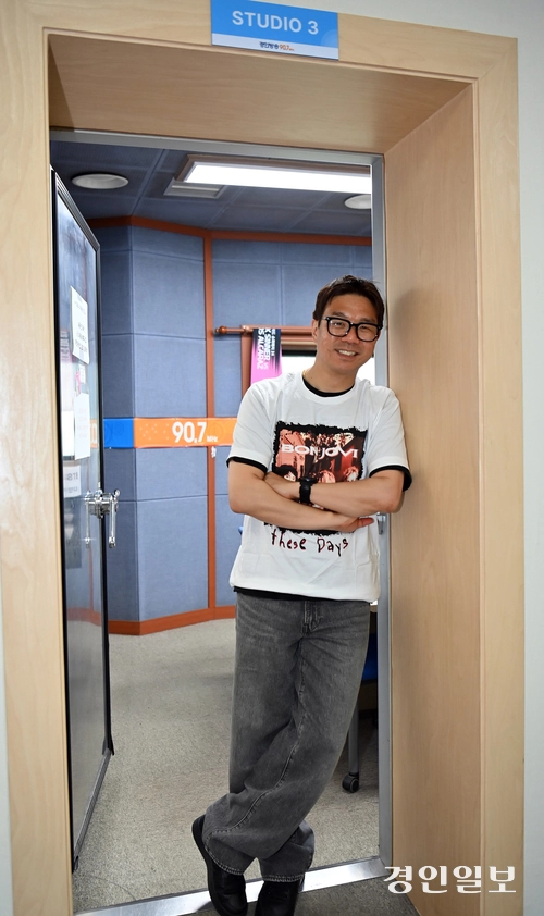 지난 14일 오후 인천 미추홀구 학익동 경인방송 스튜디오에서 만난 ‘박현준의 라디오가가’ 박현준 PDJ가 스튜디오 문 앞에 서서 포즈를 취하고 있다. 2026.4.14 /김용국기자 yong@kyeongin.com