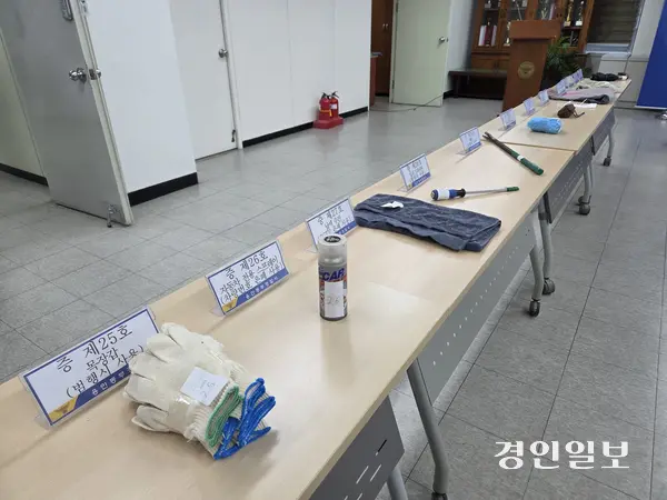 용인동부경찰서가 최근 경기도내 타운하우스와 고급 주택 등을 돌며 금품과 현금 등 5억원 이상을 훔친 50대 남성을 검거했다. 지난달 전담수사팀을 꾸린 경찰은 50대 남성 A씨를 특정범죄 가중처벌 등에 관한 법률 위반(상습절도) 혐의로 입건해 조사한 뒤 구속영장을 청구했다고 20일 밝혔다. 사진은 경찰이 공개한 범행에 쓰인 압수물. 2026.4.20 /이시은기자 see@kyeongin.com