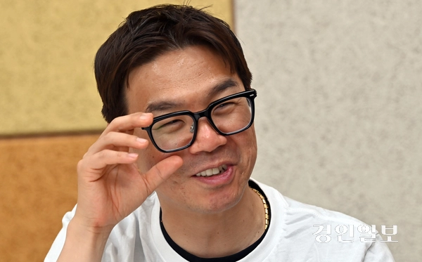 지난 14일 오후 인천 미추홀구 학익동 경인방송 스튜디오에서 만난 ‘박현준의 라디오가가’ 박현준 PDJ. 2026.4.14 /김용국기자 yong@kyeongin.com