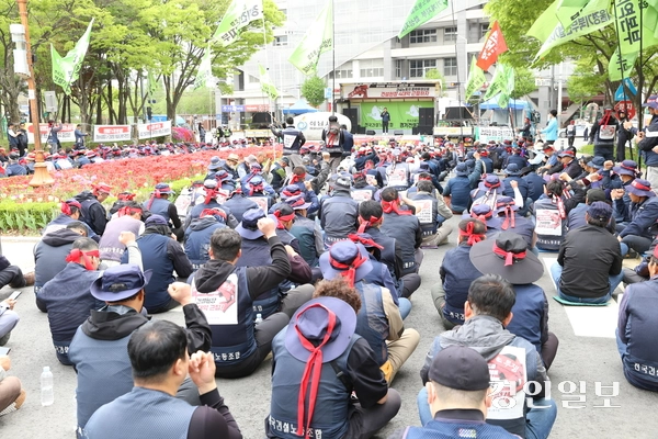 21일 민주노총 전국건설노동조합이 하남시청 앞에서 ‘건설기계노동자 투쟁 결의대회’를 열고 3기 신도시 교산지구 현장의 불·편법 하도급 근절을 위한 대책 마련을 촉구하고 있다.  하남/문성호기자 moon23@kyeongin.com