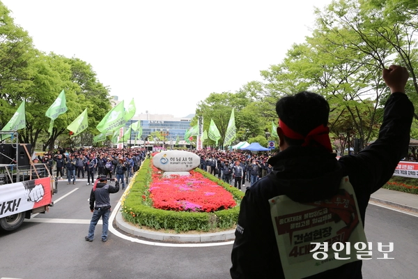 21일 민주노총 전국건설노동조합이 하남시청 앞에서 ‘건설기계노동자 투쟁 결의대회’를 열고 3기 신도시 교산지구 현장의 불·편법 하도급 근절을 위한 대책 마련을 촉구하고 있다.  하남/문성호기자 moon23@kyeongin.com