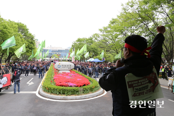 21일 민주노총 전국건설노동조합이 하남시청 앞에서 ‘건설기계노동자 투쟁 결의대회’를 열고 3기 신도시 교산지구 현장의 불·편법 하도급 근절을 위한 대책 마련을 촉구하고 있다.  하남/문성호기자 moon23@kyeongin.com