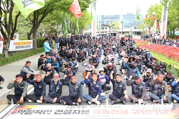 21일 민주노총 전국건설노동조합이 하남시청 앞에서 ‘건설기계노동자 투쟁 결의대회’를 열고 3기 신도시 교산지구 현장의 불·편법 하도급 근절을 위한 대책 마련을 촉구하고 있다.  하남/문성호기자 moon23@kyeongin.com