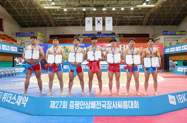 21일 충북 증평군 증평종합스포츠센터에서 열린 ‘제27회 증평인삼배전국장사씨름대회’ 대학교부 개인전에서 1위를 차지한 선수들이 기념 촬영을 하고 있다. 왼쪽부터 곽승현(대구대), 이기웅(인하대), 김민규(동아대), 김지섭, 강준수(이상 경기대), 홍준혁(인하대), 박시광(경남대)./대한씨름협회 제공