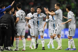 ‘이동률 역전골’ 인천 Utd, 디펜딩챔피언 전북 2-1로 꺾었다